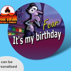 Peut inclure: Un personnage de dessin animé violet avec une expression inquiète dit "Fear It's my birthday". Le personnage se tient devant un bowling avec des quilles de bowling colorées. Le texte "Boardwalk Buttons & Stickers" est dans le coin supérieur gauche.