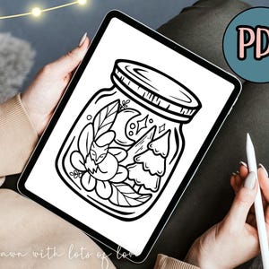 Może przedstawiać: Czarno-biała ilustracja liniowa słoika z śpiącym lisem, księżycem, gwiazdami i sosną w środku. Słoik jest narysowany w fantazyjnym stylu. Obraz znajduje się na ekranie tabletu cyfrowego.