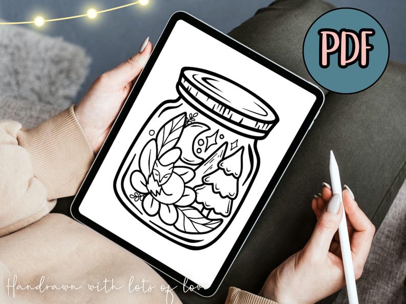 Może przedstawiać: Czarno-biała ilustracja liniowa słoika z śpiącym lisem, księżycem, gwiazdami i sosną w środku. Słoik jest narysowany w fantazyjnym stylu. Obraz znajduje się na ekranie tabletu cyfrowego.