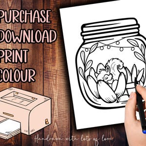 Może przedstawiać: Czarno-biała strona do kolorowania do wydrukowania przedstawiająca śpiącego wiewi&oacute;rkę w słoiku z kwiatem i liśćmi. Słoik ma girlandę światełek wok&oacute;ł g&oacute;rnej części. Tekst "Handdrawn with lots of love" znajduje się na dole strony.