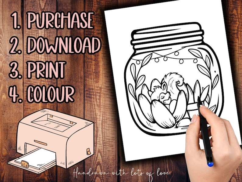 Może przedstawiać: Czarno-biała strona do kolorowania do wydrukowania przedstawiająca śpiącego wiewi&oacute;rkę w słoiku z kwiatem i liśćmi. Słoik ma girlandę światełek wok&oacute;ł g&oacute;rnej części. Tekst "Handdrawn with lots of love" znajduje się na dole strony.