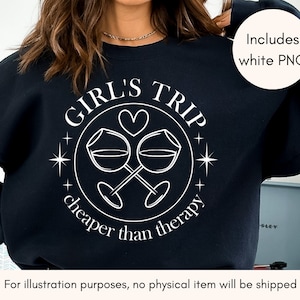 Könnte beinhalten: Schwarzer Pullover mit einem weißen Grafikdesign, auf dem in einem Kreis mit zwei Weingläsern und einem Herzen "Girl's Trip" steht. Der Text unter dem Kreis lautet "cheaper than therapy".