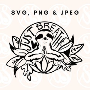 Può includere: Illustrazione in bianco e nero di un bradipo che medita in un fiore di loto con foglie intorno. Il bradipo ha un'espressione pacifica ed è circondato dalle parole "Just Breathe".