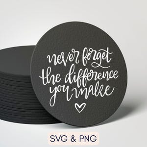 Könnte beinhalten: Ein Stapel schwarzer runder Untersetzer. Ein Untersetzer zeigt weißen Schreibschrifttext: "never forget the difference you make" mit einem Herzsymbol. Der Text "SVG & PNG" ist unten im Bild zu sehen.