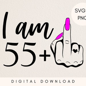 Peut inclure: Un design numérique avec le texte "I am 55+" en écriture noire et une main faisant un geste obscène avec un ongle rose. Le design comprend également le texte "SVG & PNG" et "DIGITAL DOWNLOAD".
