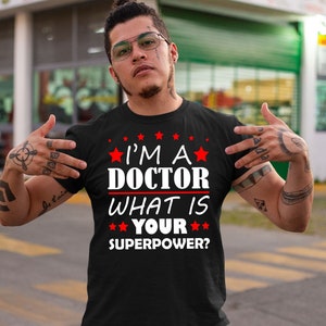 Sono un dottore qual è la tua camicia superpotere, regalo per dottore, camicia infermiera, camicie di laurea dottore, camicia medico, camicia chirurgica, nuovo dottore