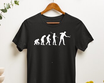 Puede incluir: Camiseta negra con un gráfico blanco de la evolución del hombre, que termina con una persona lanzando un frisbee.