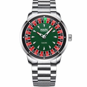 Peut inclure: Une montre-bracelet en acier inoxydable argenté avec un boîtier rond et un bracelet à maillons. Le cadran présente un centre vert avec un motif de roulette sur le pourtour, affichant des chiffres rouges, noirs et verts. Inscription MARK FAIRWHALE CASINO.