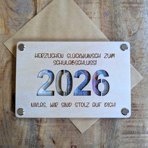 K&ouml;nnte beinhalten: Rustikales Holzschild mit dem wei&szlig;en Schriftzug "Welcome to our home". Das Schild hat ein verwittertes Finish und ein schlichtes Design f&uuml;r den Eingangsbereich.