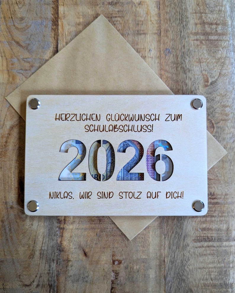 K&ouml;nnte beinhalten: Rustikales Holzschild mit dem wei&szlig;en Schriftzug "Welcome to our home". Das Schild hat ein verwittertes Finish und ein schlichtes Design f&uuml;r den Eingangsbereich.