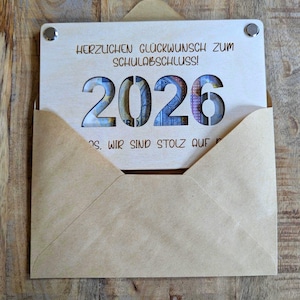 K&ouml;nnte beinhalten: Rustikales Holzschild mit dem wei&szlig;en Schriftzug "Welcome to our porch". Das Schild hat eine verwitterte Oberfl&auml;che und ein schlichtes Design, ideal f&uuml;r die Au&szlig;endekoration.