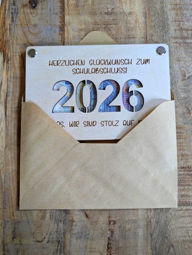 K&ouml;nnte beinhalten: Rustikales Holzschild mit dem wei&szlig;en Schriftzug "Welcome to our porch". Das Schild hat eine verwitterte Oberfl&auml;che und ein schlichtes Design, ideal f&uuml;r die Au&szlig;endekoration.