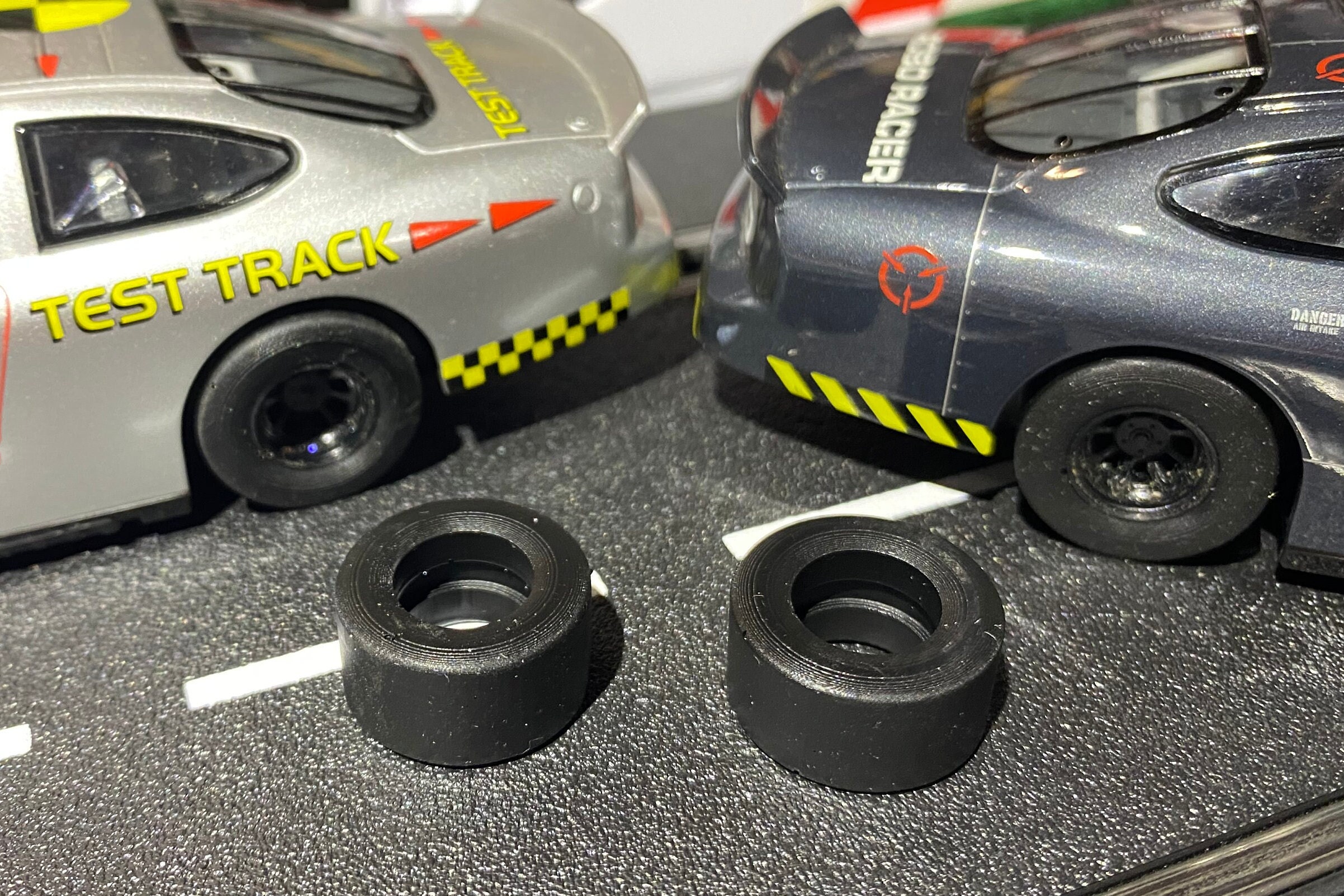 レアScalextric 1/32 NASCAR/'01 FordTaurus Scalextric NASCAR Ford Taurus, Car of Tomorrow Rear Tires (1 Pair