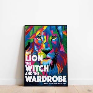 以下が含まれることがあります： ライオンの顔のカラフルな抽象的なイラスト。下に「The Lion, The Witch and the Wardrobe」と「Based on the novel by C.S. Lewis」のテキストがあります。