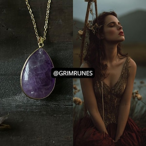 Pode incluir: Um colar de corrente dourada com um grande pingente de ametista em forma de gota. O pingente é de cor roxa escura e é emoldurado em uma moldura dourada. A imagem também apresenta uma mulher com uma coroa de flores e um vestido vermelho.