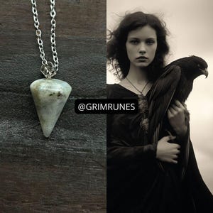 Pode incluir: Um colar de corrente prateada com um pendente cónico cinzento e branco salpicado. O pendente é suspenso por uma corrente delicada. A imagem também apresenta um retrato sépia de uma mulher com um pássaro.
