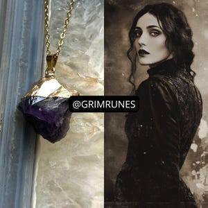 Może przedstawiać: Złoty naszyjnik z dużym, surowym wisiorkiem z ametystu. Ametyst ma głęboki fioletowy kolor ze złotymi akcentami. Obraz zawiera również portret kobiety w sepii.