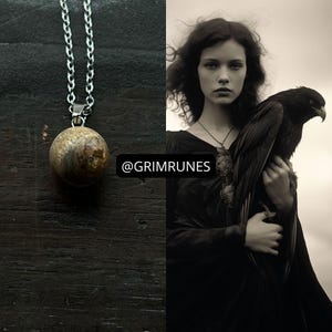 Pode incluir: Colar de corrente prateada com um pendente redondo e marmoreado em tons de castanho e bege. A imagem também apresenta um retrato em tons sépia de uma mulher com uma águia e o texto "@GRIMRUNES".