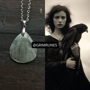 Pode incluir: Colar de corrente prateada com um pendente em forma de gota. O pendente é uma pedra verde-clara e cinzenta com uma argola prateada. A imagem também apresenta um retrato sépia de uma mulher com um corvo. O texto "@GRIMRUNES" é visível.