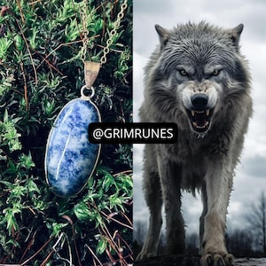 Pode incluir: Um colar com um pingente de pedra azul oval em uma moldura dourada, exibido em musgo verde. Um lobo rosnando está ao lado do colar. O texto "@GRIMRUNES" é exibido.