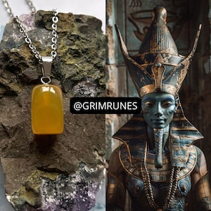 Puede incluir: Un collar de oro con un colgante de piedra preciosa amarilla. El colgante es rectangular y tiene una superficie lisa y pulida. El collar está sobre un fondo oscuro y texturizado. La imagen también incluye una foto de una persona que lleva un tocado dorado y azul. El texto "@GRIMRUNES" es visible en la imagen.