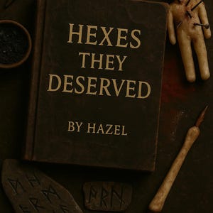 以下が含まれることがあります： 「Hexes They Deserved」というタイトルの、Hazelによる濃い緑色の本。ピンで刺されたブードゥー人形、ルーン文字、木製の道具があります。黒い粉の入った小さなボウルと釘も存在します。
