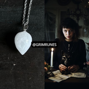Puede incluir: Un colgante de cristal blanco en forma de lágrima cuelga de una cadena de metal plateado. El colgante tiene una superficie lisa y pulida, suspendido por una pequeña anilla de metal. El texto @GRIMRUNES es visible en el centro de la imagen.