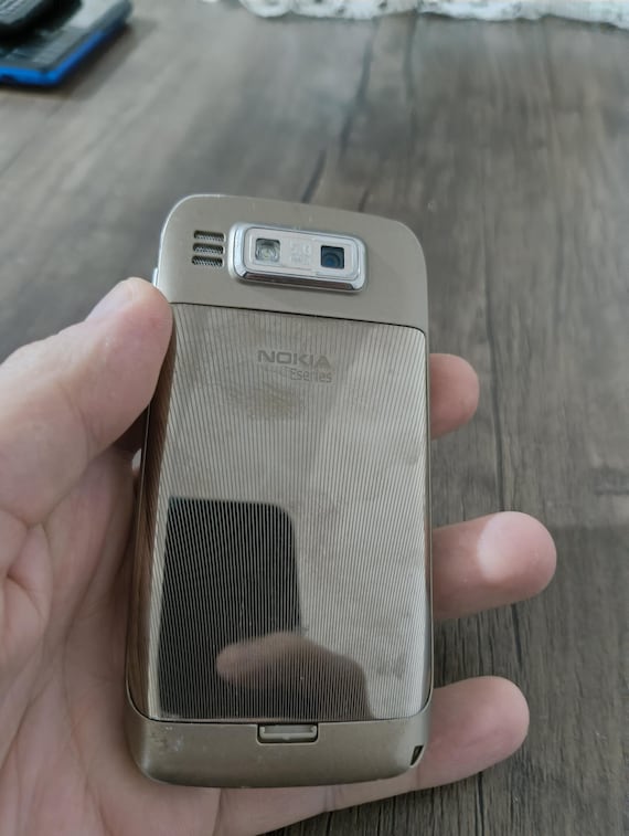 Nokia E72シルバー/ブルー 充電器付き 【公式通販】