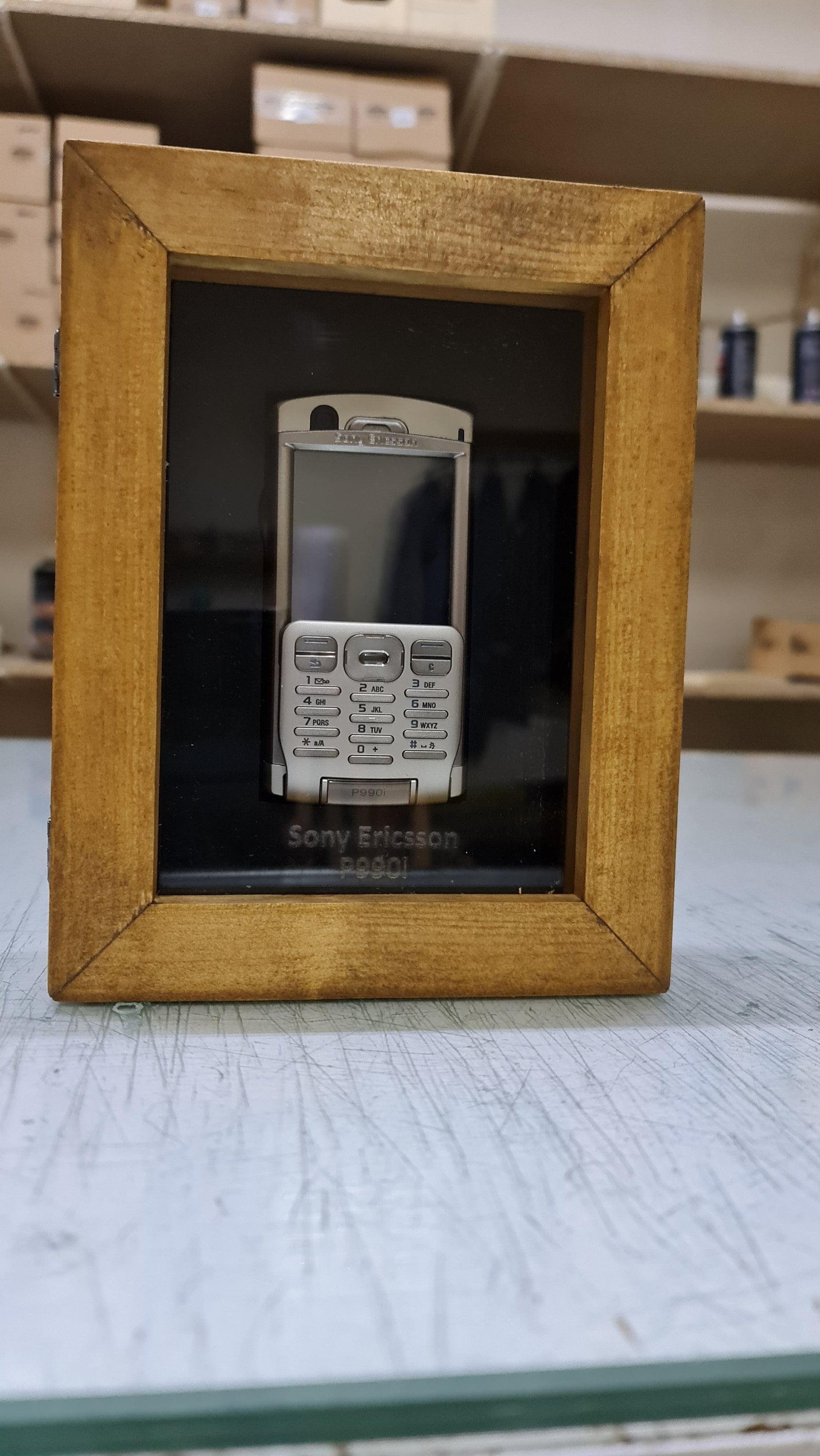 Y2K。ビンテージのソニー・エリクソン P990i 携帯電話。動作する