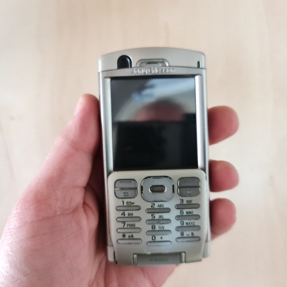 Y2K。ビンテージのソニー・エリクソン P990i 携帯電話。動作する 