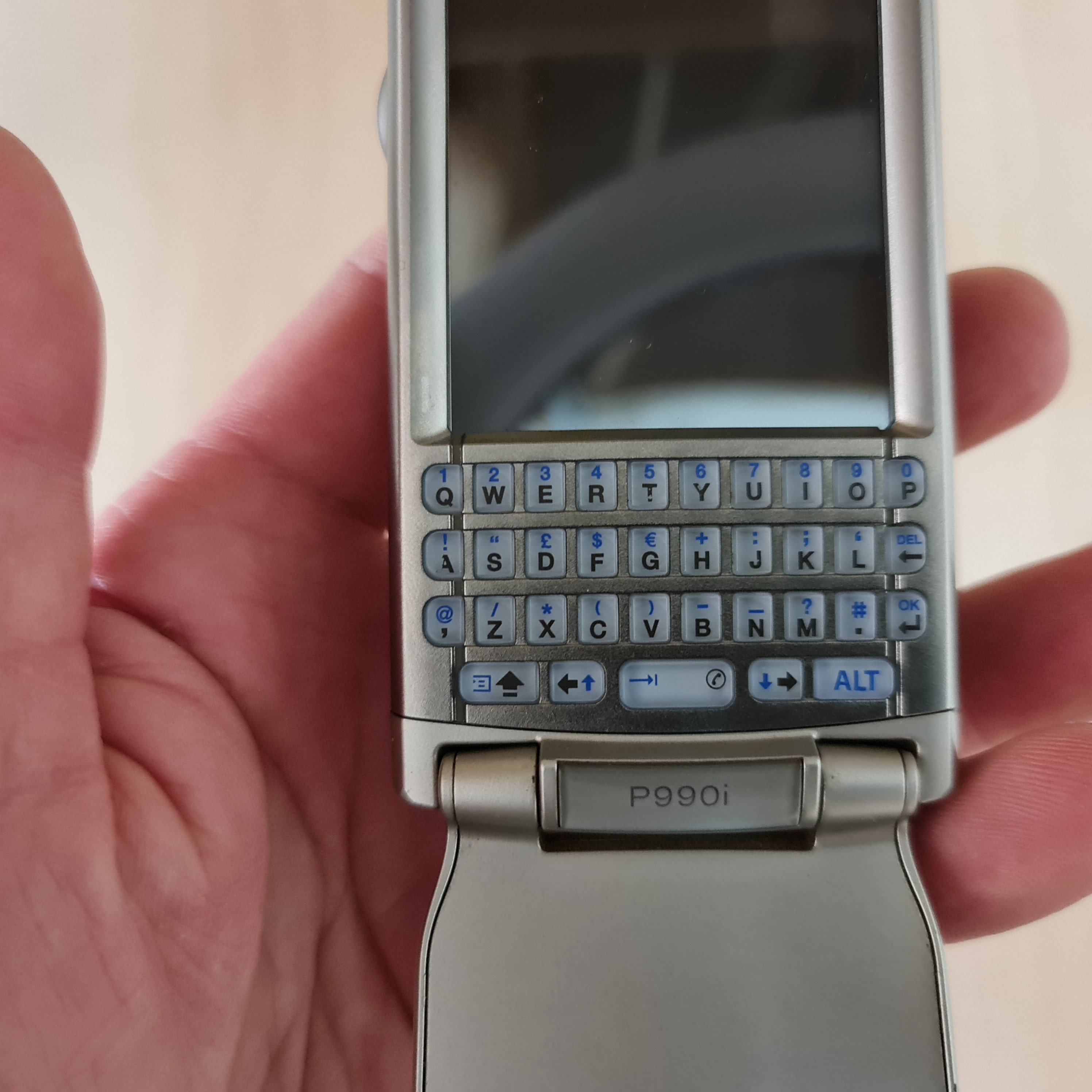 Y2K。ビンテージのソニー・エリクソン P990i 携帯電話。動作する