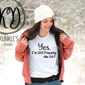 Ja, ik ben nog steeds aan het ijskoud 24/7 Digitaal ontwerp, Humorontwerp, Winterkoude kleding Digitaal ontwerp, Sublimatie, HTV-vinyl, DTF-humor