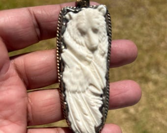 Handgesneden hanger van buffelbeen | Zilveren overlay totem met wilde dieren