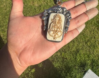 Sitting Ganesh Water Buffalo Bone Pendant – Hand-Carved Hindu Talisman of Wisdom, Protection & New Beginnings