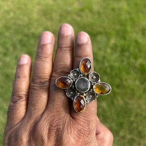 Verstelbare ring met citrien en groene amethist – dubbele kristallen ring voor vreugde en rust