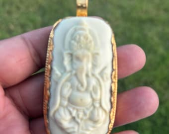 Handgesneden hanger van buffelbeen ganesh | Gouden bekleding, hindoegod