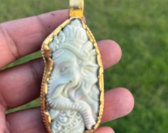 Uit been gesneden ganeshhanger | Gouden overlay hindoe-sieraden | Handgesneden ganapati-ketting | Spiritueel amulet
