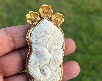 Handgesneden hanger van buffelbeen ganesh | Gouden overlay hindoe-sieraden
