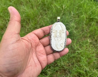 Ciondolo in osso di bufalo intagliato a mano con simbolo zodiacale dello Scorpione / Argento tibetano