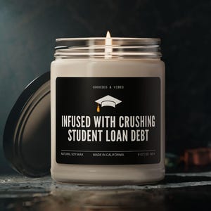 Herzlichen Glückwunsch Kerze Crushing Studenten Loan Debt, Graduations Geschenk Bruder Schwester Freund, Klasse von 2025 Bachelor-Master-Abschluss-Grad
