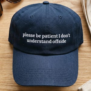 Gorra de algodón bordada con la frase de fútbol "No entiendo el fuera de juego", gorra estilo "dad hat" lavada a la prenda.