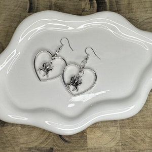 Spider heart dangle earrings!