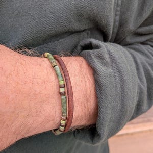 Set groene jade en echt bruin leren herenarmbanden - aards etnisch chic