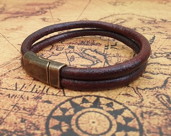 Men&#39;s Brown Leather Bracelet: Vintage Style with Magnetic Clasp