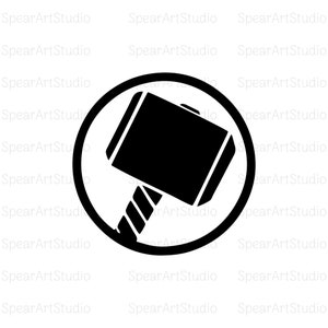 Puede incluir: Silueta en blanco y negro de un martillo dentro de un círculo. El martillo tiene un mango con un patrón rayado.