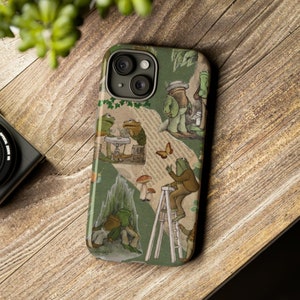Pode incluir: Uma capa de telefone verde com uma colagem de sapos, cogumelos e uma escada. Os sapos estão vestidos e em várias poses. A capa tem um fundo verde com uma estética vintage.