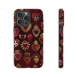 Könnte beinhalten: Eine rote Handyhülle mit einem Muster aus goldenen und roten Herzen. Die Hülle hat einen Ausschnitt für die Kamera.