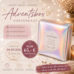 Könnte beinhalten: Eine quadratische, irisierende Geschenkbox mit einem runden Aufkleber mit der Aufschrift Adventsbox, Deine Auszeit, Deine Sparzeit, Deine Vorfreude. Text enthält Adventsbox Vorverkauf, 04.09.2026 und 65,- Euro. Symbole zeigen Geschenk, Sparschwein, Herz, Uhr, Briefumschlag und Sonne.