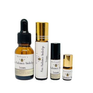 K&ouml;nnte beinhalten: Vier bernsteinfarbene Glasflaschen mit Roll-on-Applikatoren und Etiketten mit der Aufschrift "Melissa's Radiance Under Eye Serum". Die Flaschen sind in einer Reihe vom gr&ouml;&szlig;ten zum kleinsten angeordnet.
