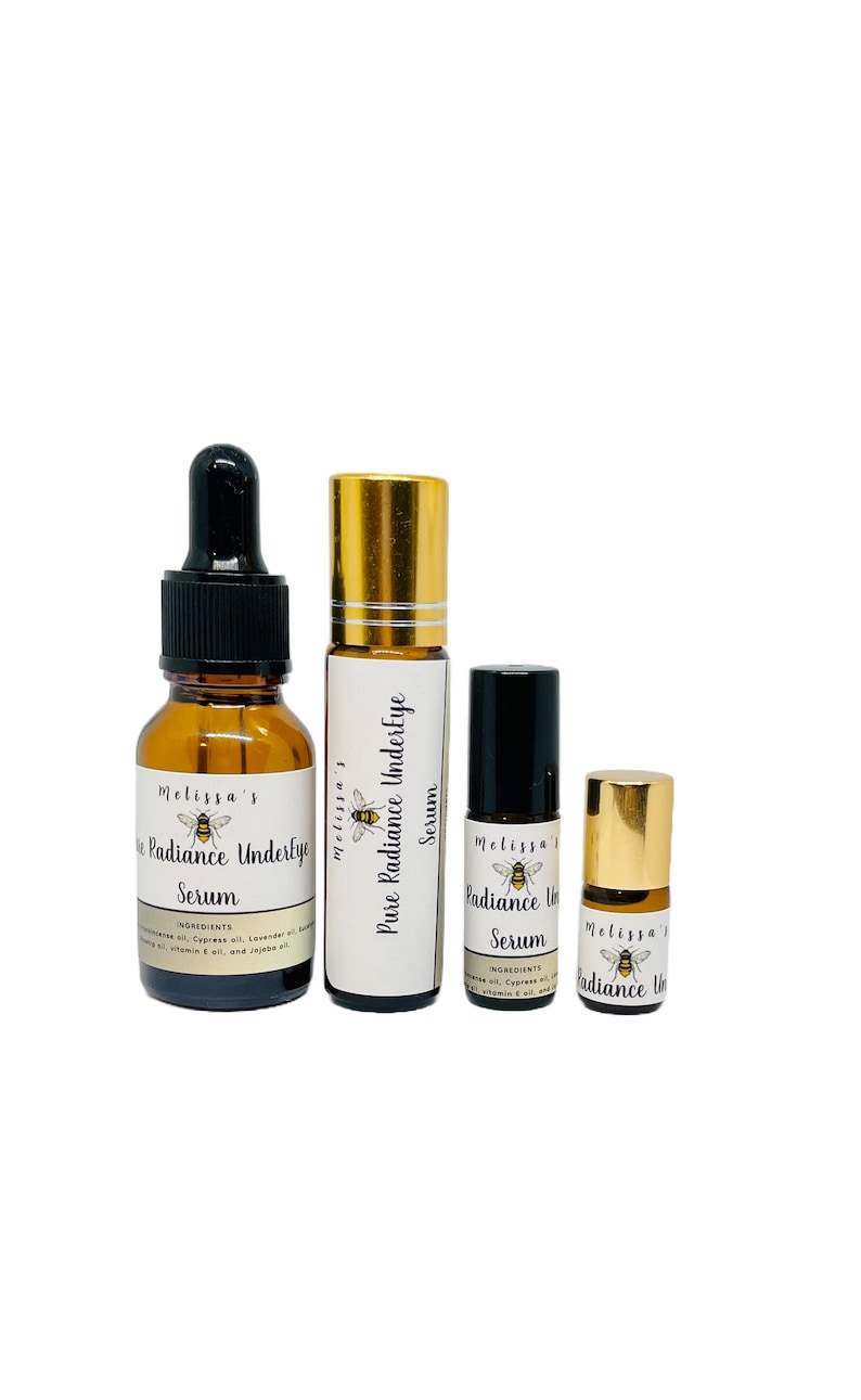 K&ouml;nnte beinhalten: Vier bernsteinfarbene Glasflaschen mit Roll-on-Applikatoren und Etiketten mit der Aufschrift "Melissa's Radiance Under Eye Serum". Die Flaschen sind in einer Reihe vom gr&ouml;&szlig;ten zum kleinsten angeordnet.